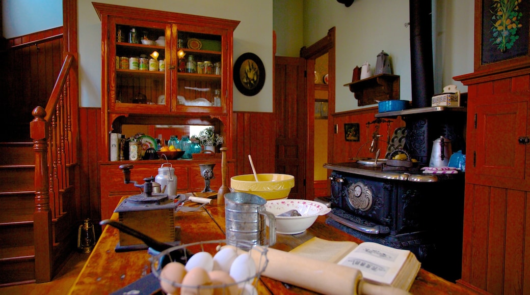 Museo y residencia de Ernest Hemingway mostrando comida y vistas interiores