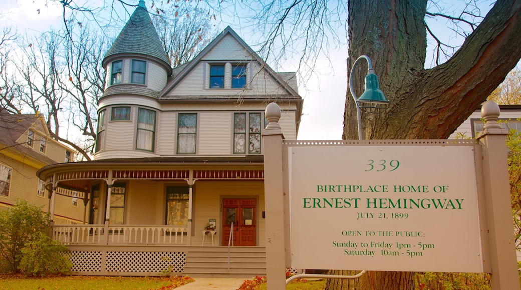Museo y residencia de Ernest Hemingway ofreciendo una casa y señalización