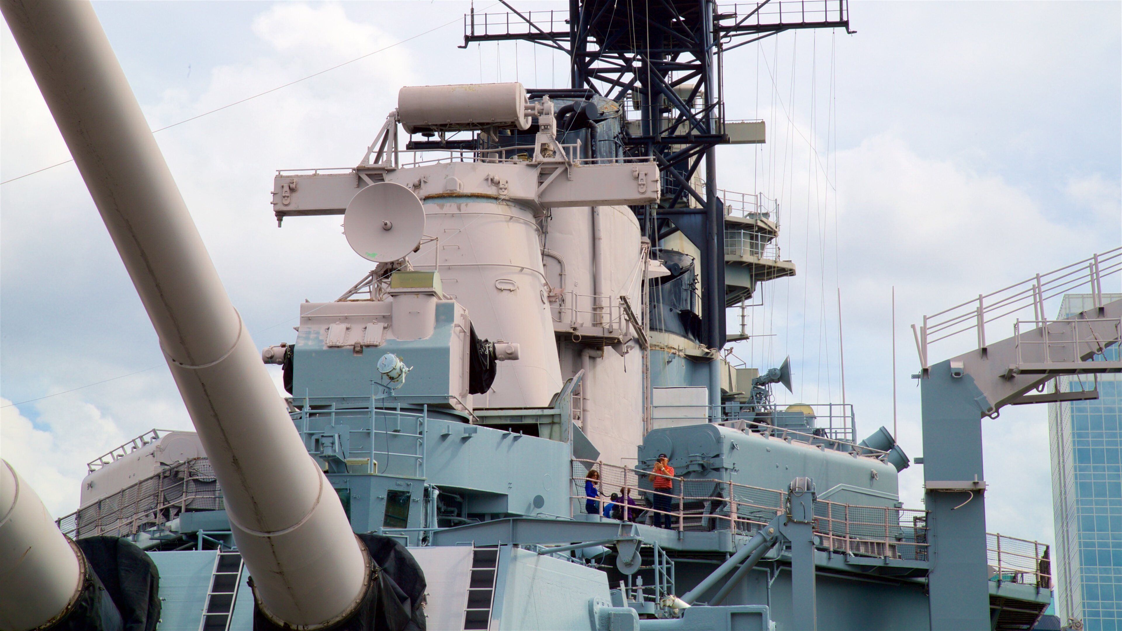 USS Wisconsin BB-64 ofreciendo artículos militares y una bahía o un puerto