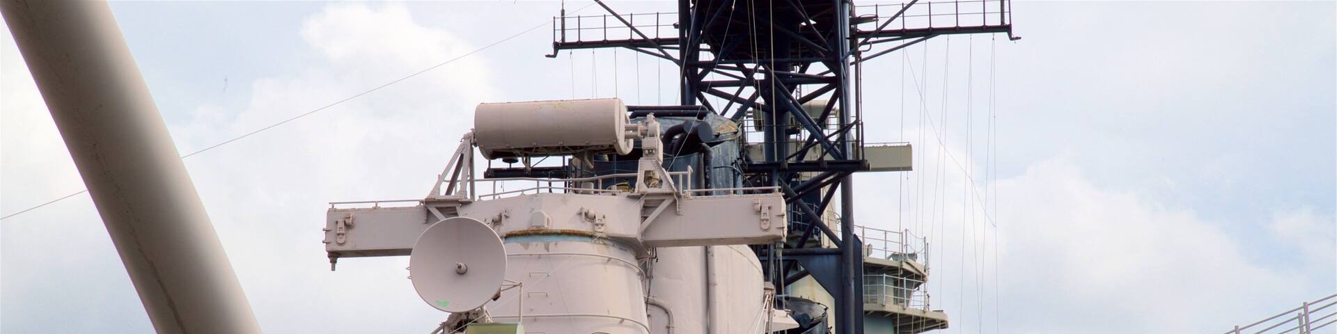 USS Wisconsin BB-64 que incluye artículos militares y una bahía o puerto