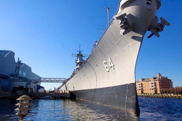 USS Wisconsin BB-64 caracterizando uma marina