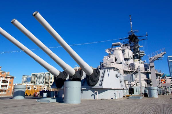 USS Wisconsin BB-64 johon kuuluu sotilaskäyttöön tarkoitetut esineet
