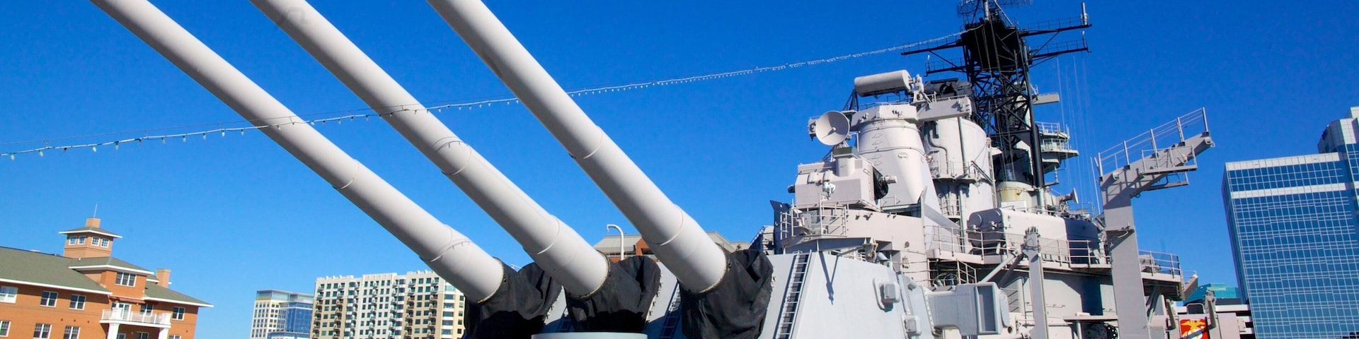 USS Wisconsin BB-64 mostrando itens militares