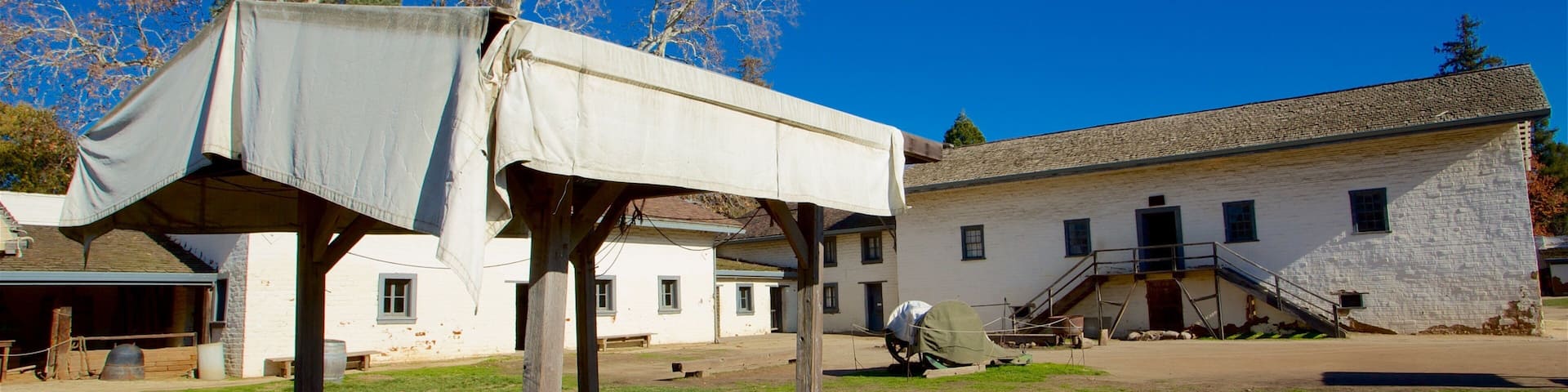 Sutter\'s Fort State Historic Park presenterar historiska element och en park