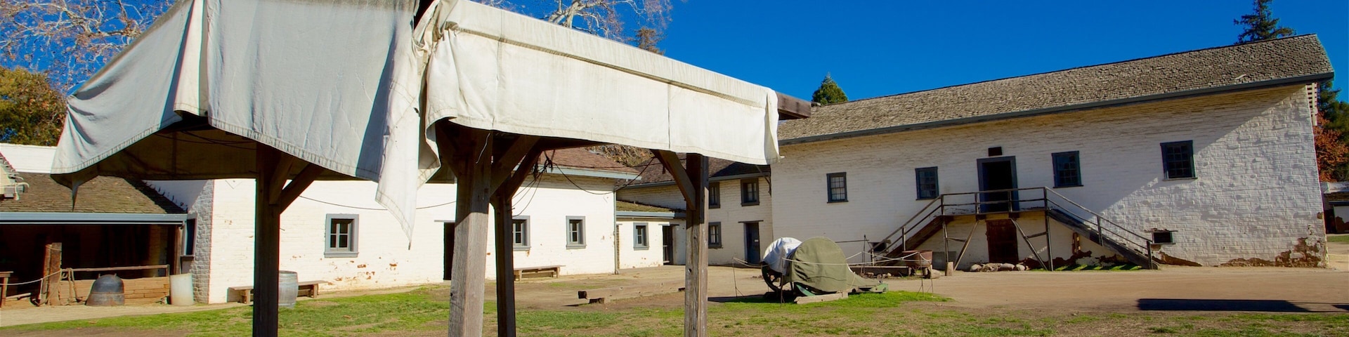 Sutter\'s Fort State Historic Park mostrando um jardim e elementos de patrimônio