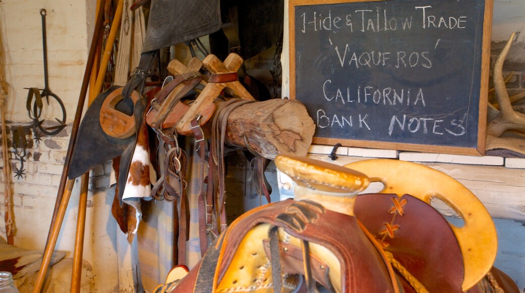 Fort Sutter State Historical Park ofreciendo jardín, vista interna y señalización