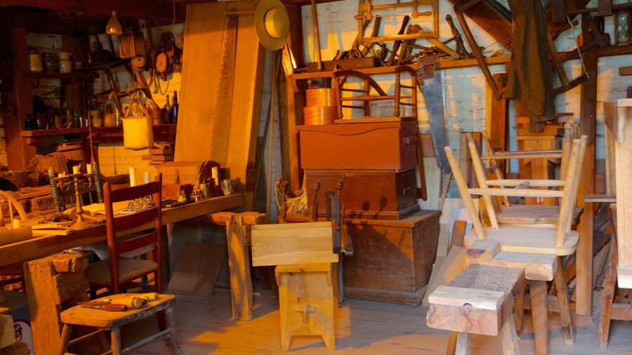 Parque histórico estatal Sutter\'s Fort ofreciendo vistas interiores y elementos del patrimonio