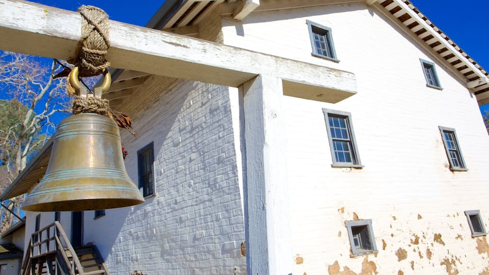 Fort Sutter State Historical Park showing heritage architecture, a small town or village and street scenes