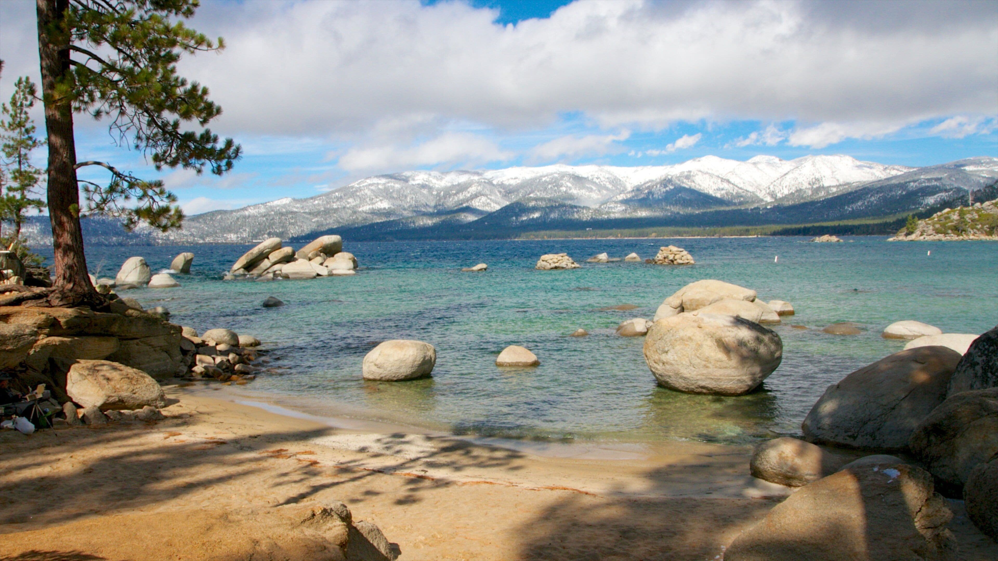 Sand Harbor som inkluderer fjell, strand og landskap