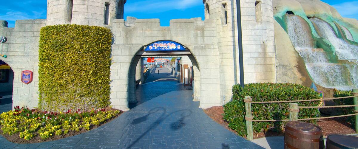 Pavilion Nostalgia Park das einen Park, Palast oder Schloss und allgemeine Küstenansicht