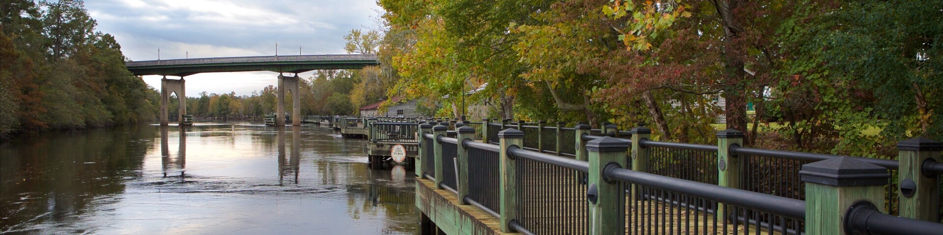 Conway Riverwalk ofreciendo pantano, un puente y un río o arroyo