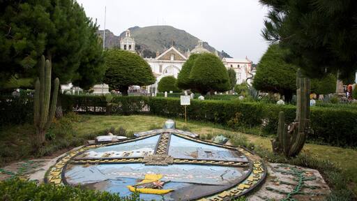 Praça principal mostrando um jardim e arte ao ar livre