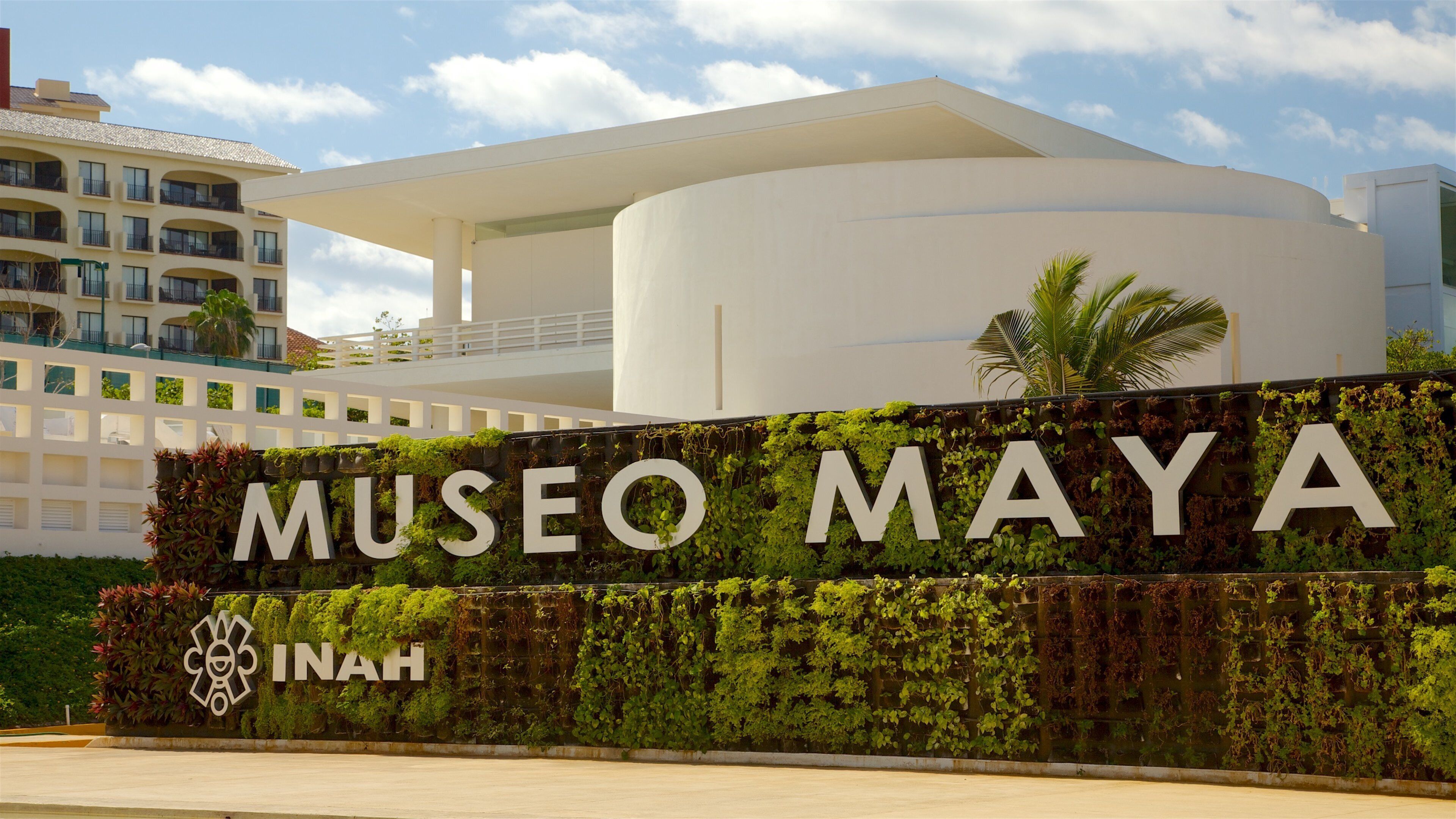 Maya Cancun Museum toont een park en bewegwijzering