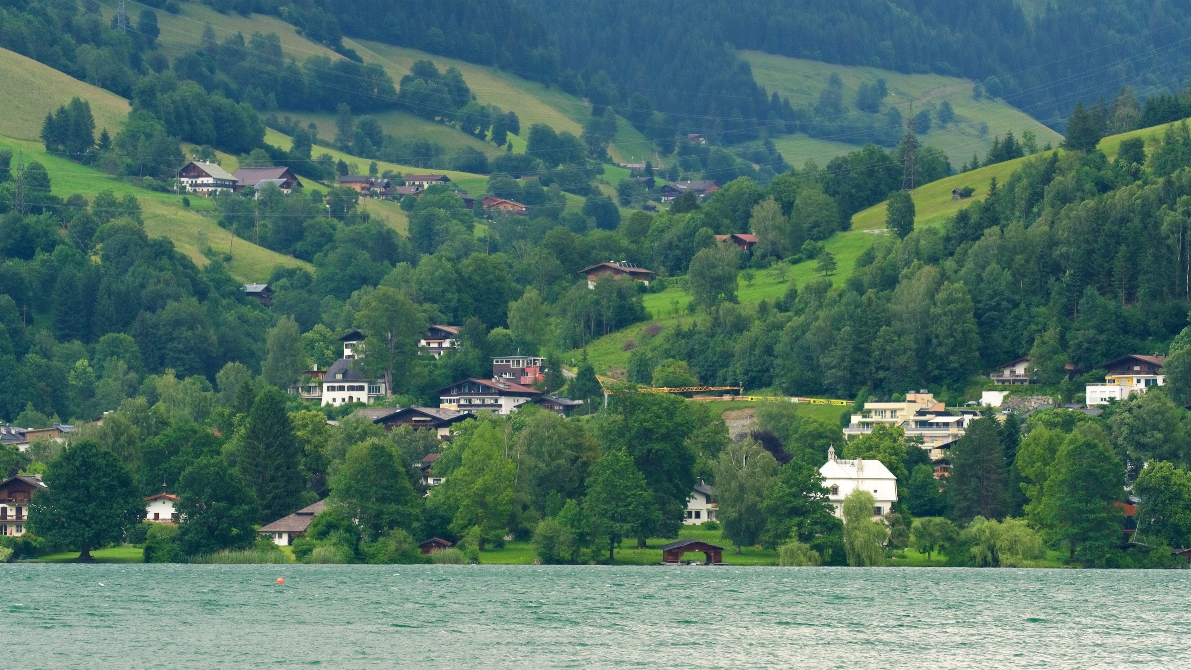 Zell am See - Pinzgau caracterizando um lago ou charco, cenas tranquilas e uma cidade pequena ou vila