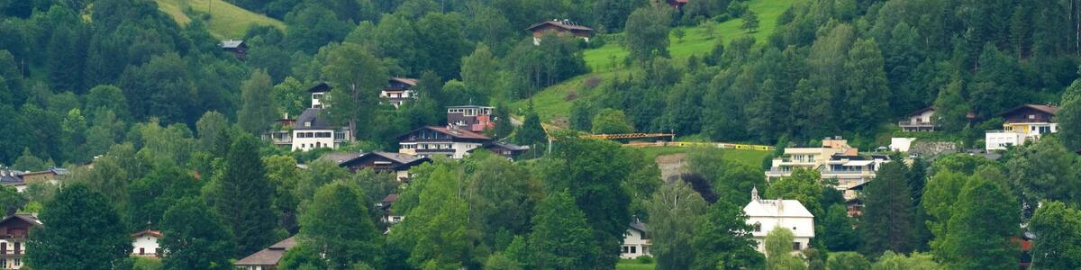 Bezirk Zell am See/Pinzgau das einen ruhige Szenerie, Kleinstadt oder Dorf und See oder Wasserstelle