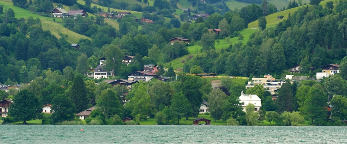 Zell am See - Pinzgau แสดง เมืองหรือหมู่บ้านเล็กๆ, ทะเลสาบหรือแอ่งน้ำ และ ทิวทัศน์ที่เงียบสงบ