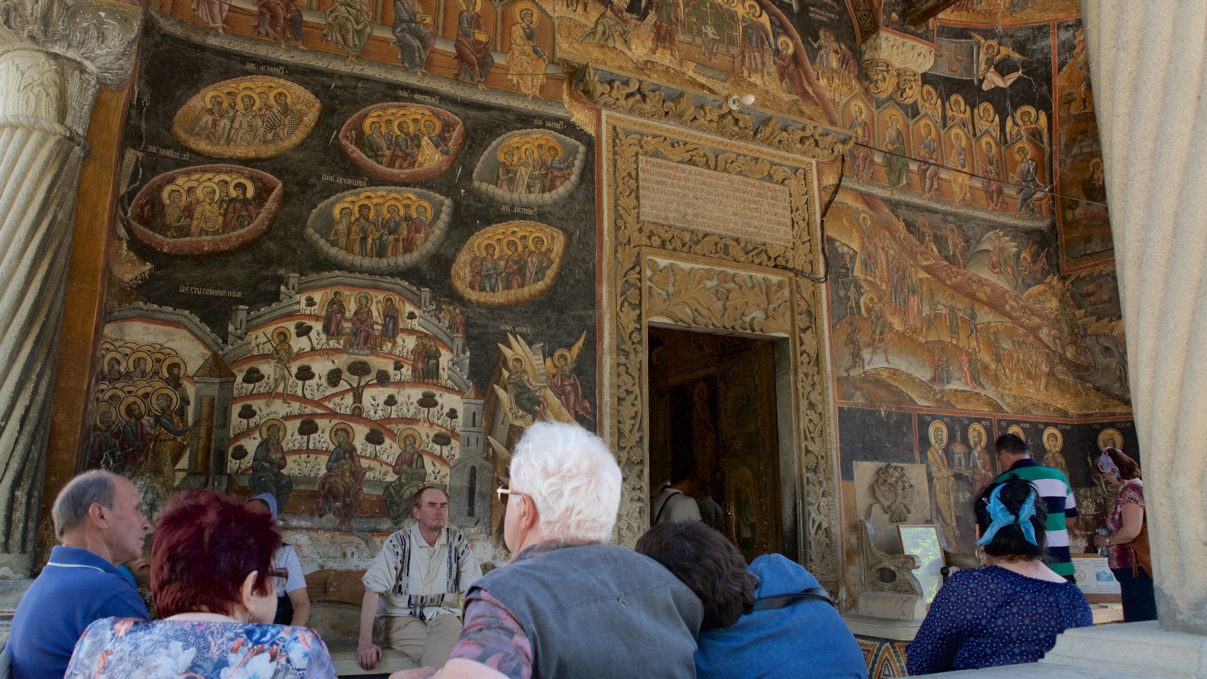 哥爾亞修道院 以及 一小群人