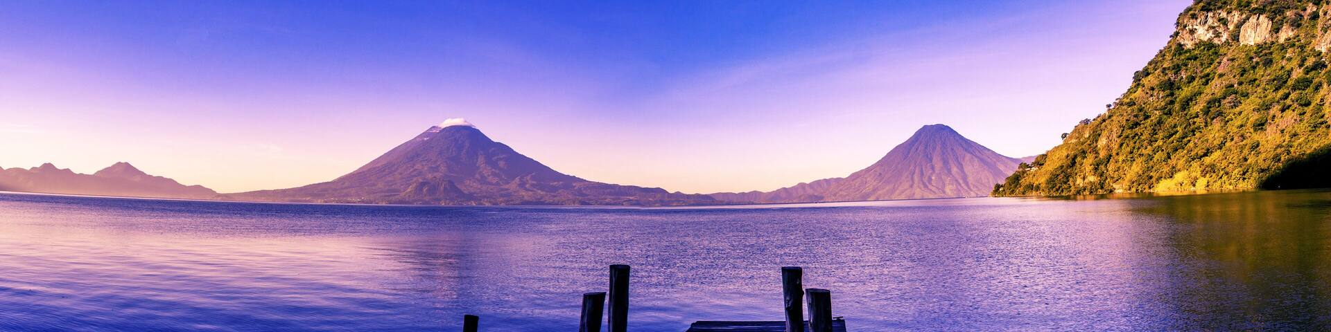 Amanecer desde el Lago Atitlán en Sololá Guatemala.