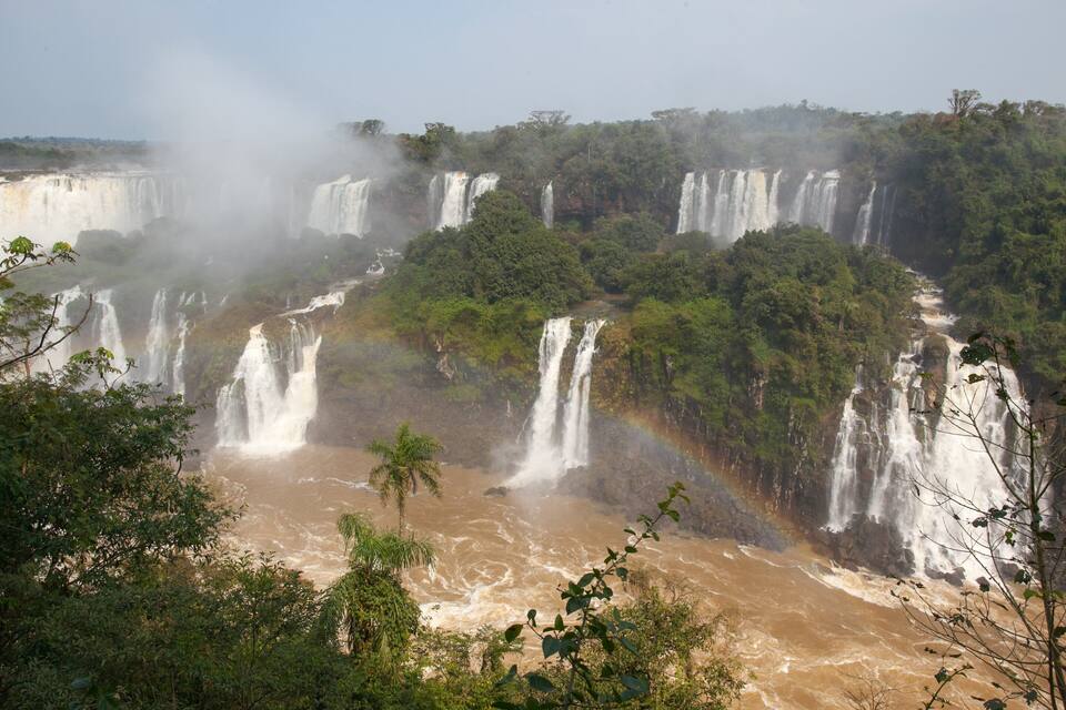 Una cascada escalonada rodeada de exuberante vegetación.