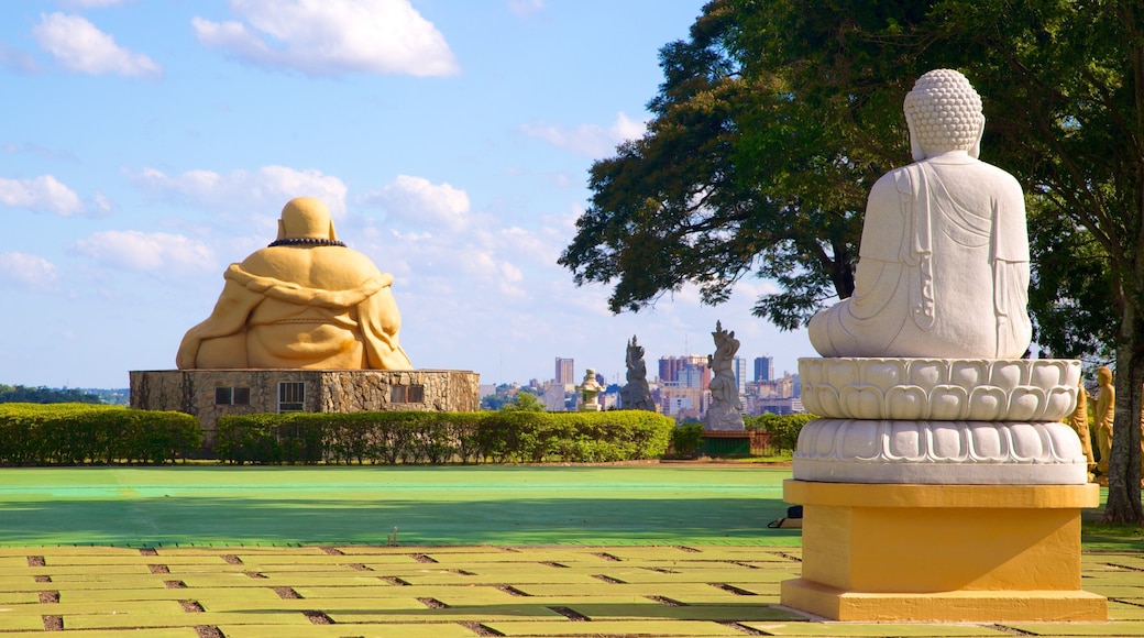 Temple bouddhiste qui includes une statue ou une sculpture, scĂšnes religieuses et un temple ou un lieu dâadoration