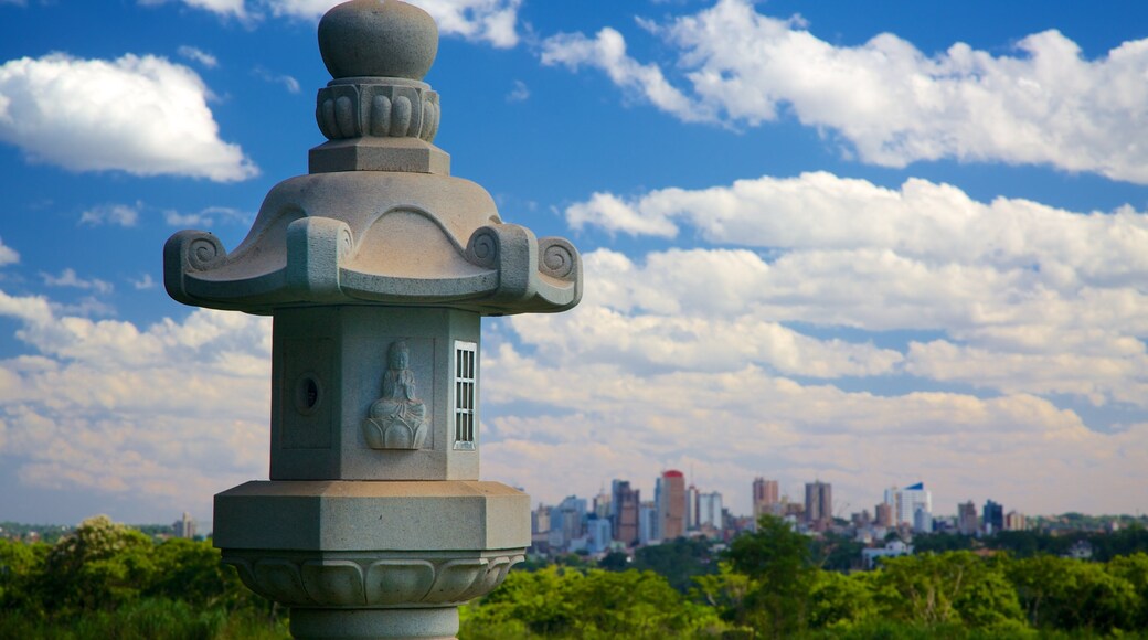 Templo Budista que incluye un templo o lugar de culto y elementos religiosos