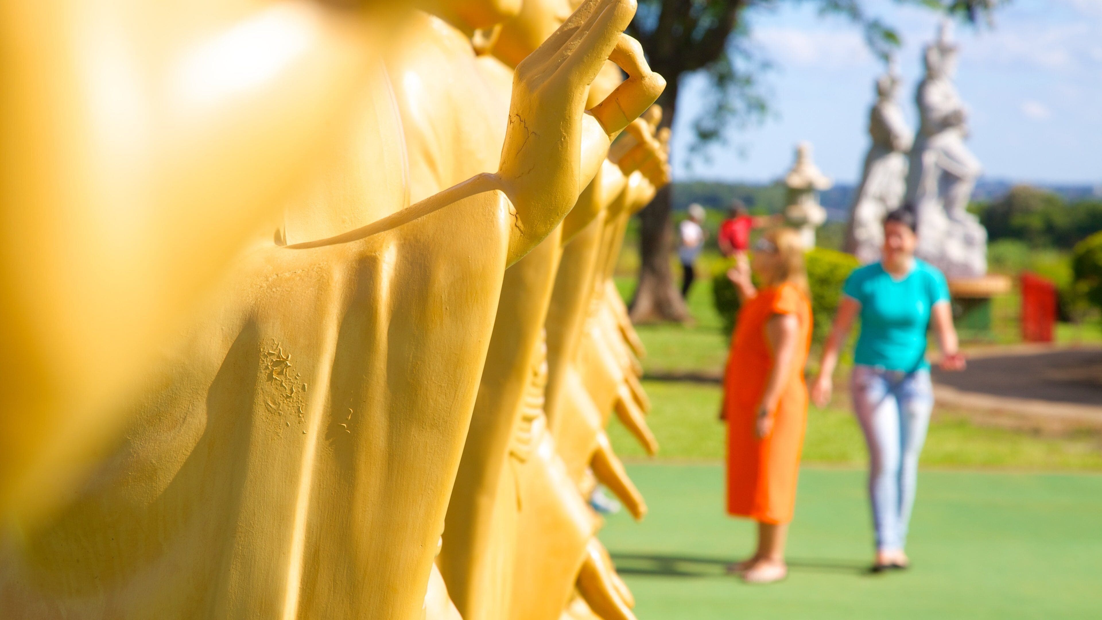 Buddhist-tempelet som inkluderer tempel eller hellig sted og religiøse elementer