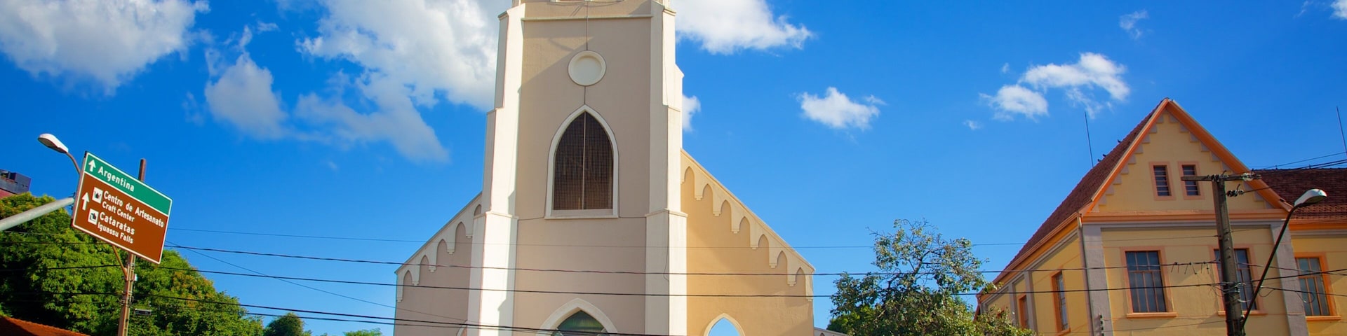 Catedral de San Juan Bautista que incluye escenas cotidianas, una ciudad y un pueblo