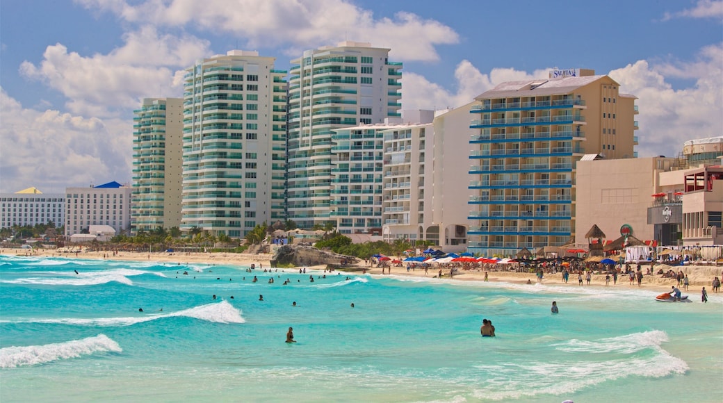 Chac Mool-stranden som viser strand, kyst og svømming