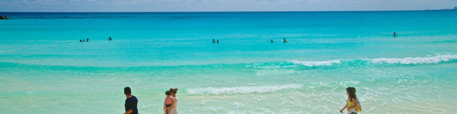 Playa Chac Mool ofreciendo escenas tropicales, vistas de una costa y una playa de arena