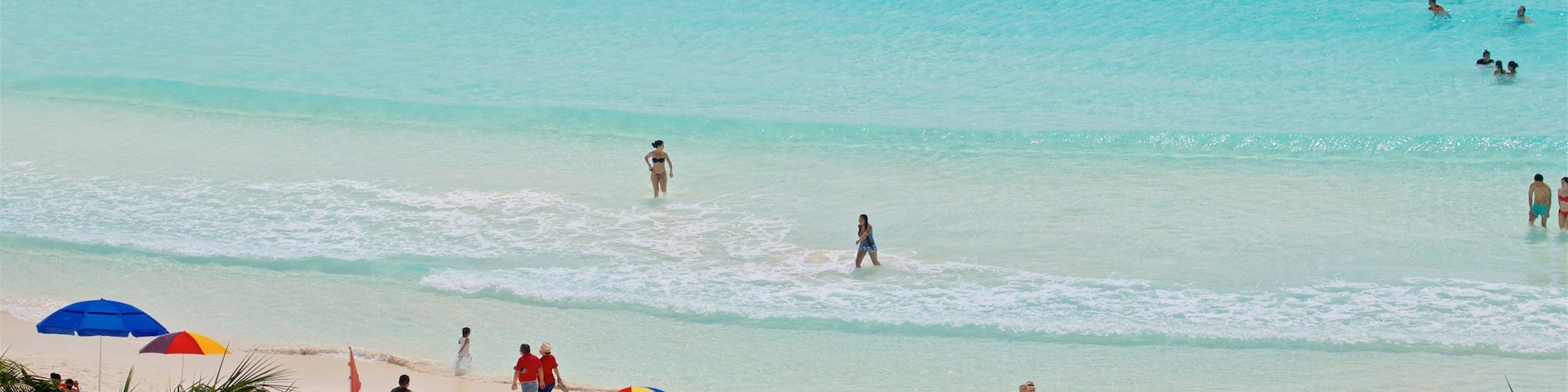 Praia Gaviota Azul que inclui uma praia de areia, paisagens litorâneas e cenas tropicais