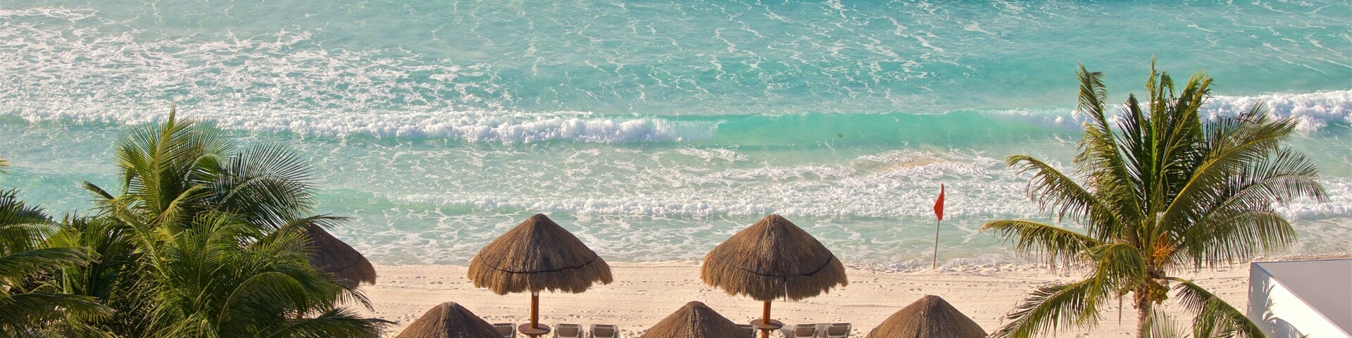 Praia Gaviota Azul caracterizando cenas tropicais, uma praia de areia e paisagens litorâneas