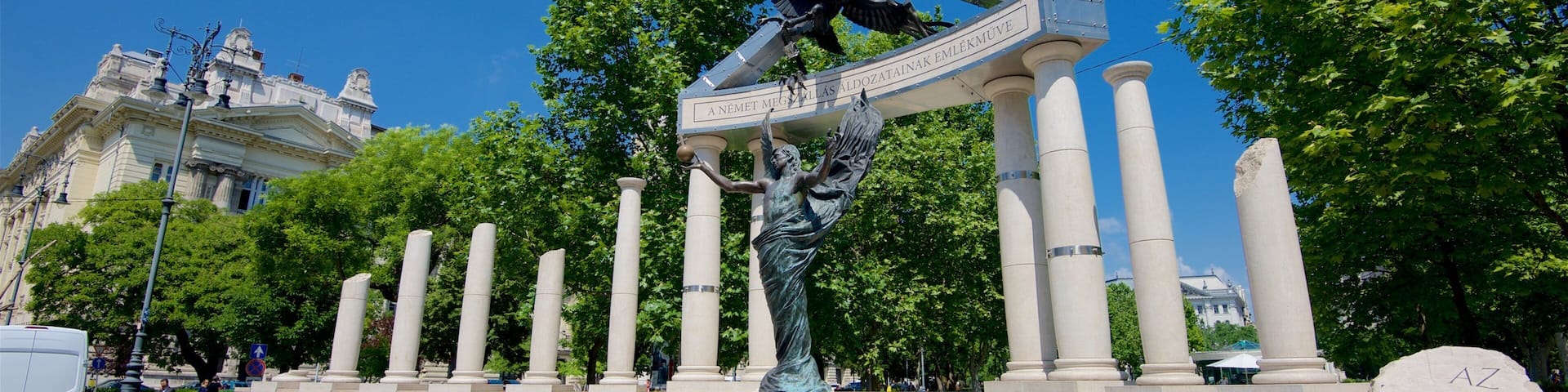 Lipotvaros which includes a monument and a statue or sculpture