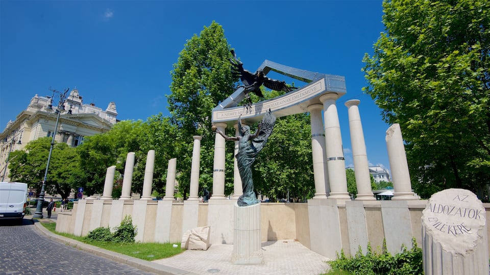 Lipotvaros which includes a monument and a statue or sculpture