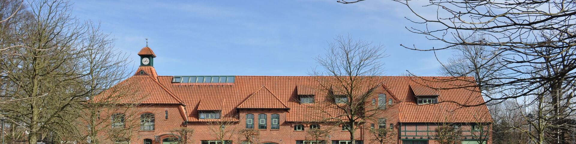 Dorfgemeinschaftshaus Pferdestall in Hoisbüttel (Ammersbek). Im Vordergrund die zugehörige Pferdeschwemme.