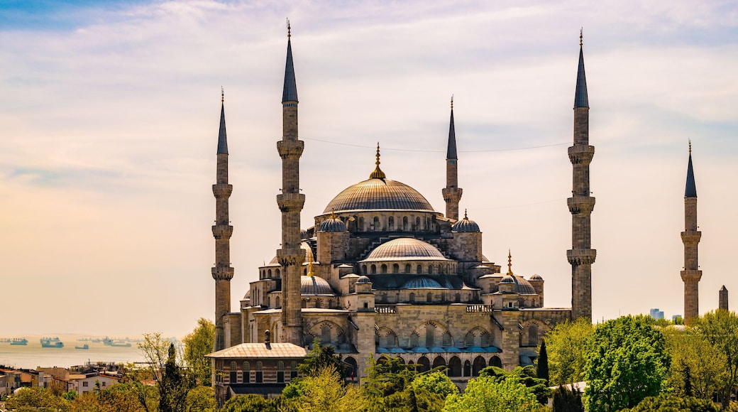 Blue mosque in glorius sunset, Istanbul, Sultanahmet park.