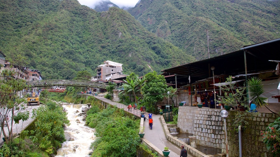 Cusco og byder på udsigt over landskaber og en lille by eller en landsby