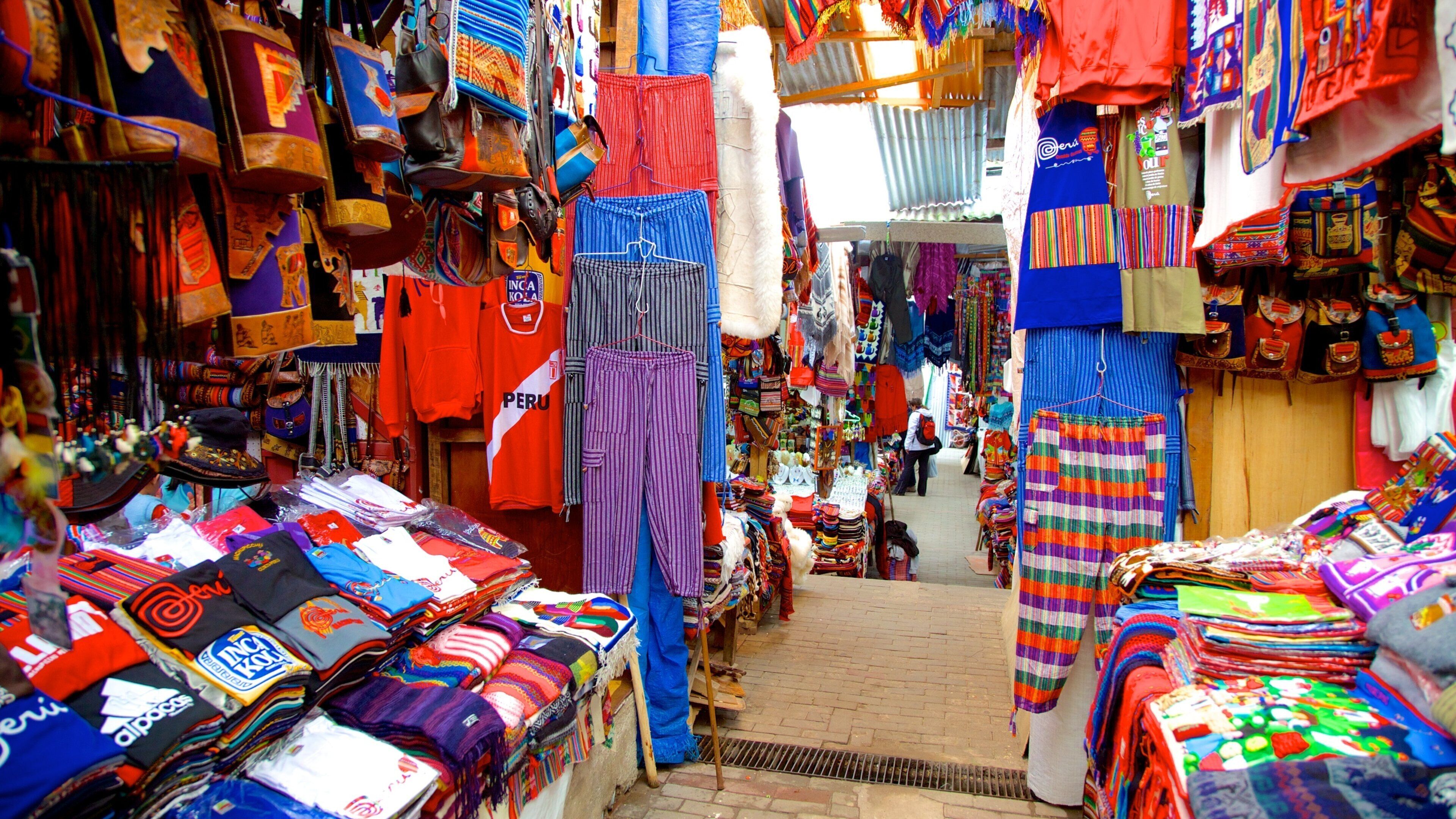 Aguas Calientes Hot Springs showing shopping, interior views and markets
