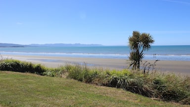 Pohara Beach, Golden Bay. Staying at a beautiful motel right on the beach was the perfect choice. Sun, sea and sand right on your doorstep! #LifeAtExpedia