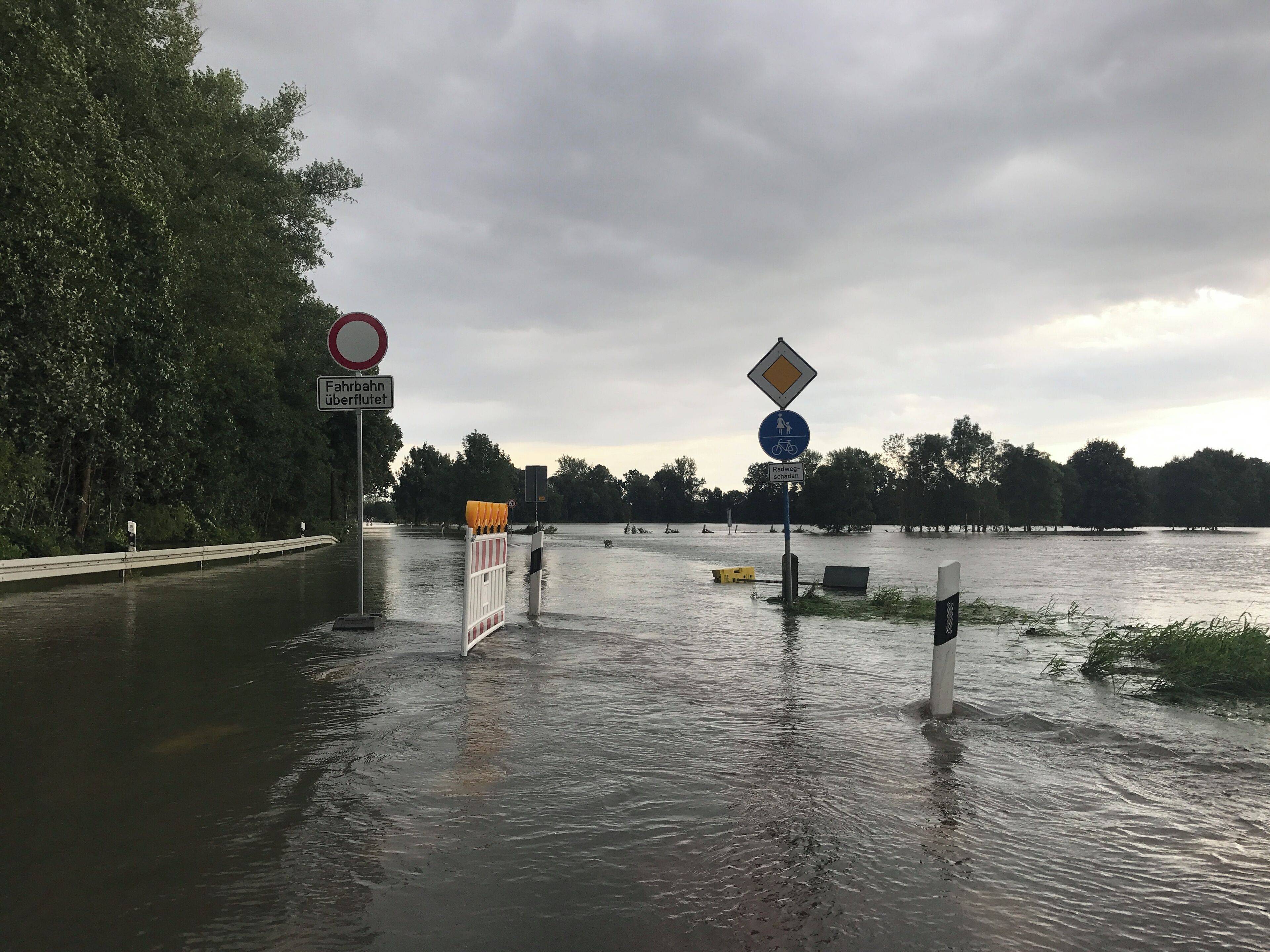 Leine-Hochwasser in Hemmingen am 28. Juli 2017 mit Straßensperre auf der Wülfeler Straße (L 389) nach Wilkenburg und einem Hinweisschild „Fahrbahn überflutet“