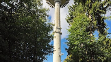 150 Meter hoher Fernmeldeturm der Deutschen Telekom AG. Höhe des Betriebsgeschosses: 75 Meter. Baujahr: 1.968. auch als Fernmeldeturm Deisterkamm bezeichnet (Barsinghausen),Niedersachsen. Deutschland