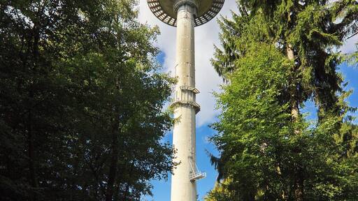 150 Meter hoher Fernmeldeturm der Deutschen Telekom AG. Höhe des Betriebsgeschosses: 75 Meter. Baujahr: 1.968. auch als Fernmeldeturm Deisterkamm bezeichnet (Barsinghausen),Niedersachsen. Deutschland