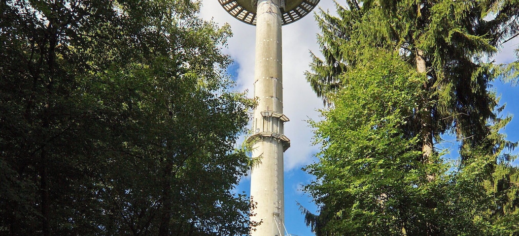 150 Meter hoher Fernmeldeturm der Deutschen Telekom AG. Höhe des Betriebsgeschosses: 75 Meter. Baujahr: 1.968. auch als Fernmeldeturm Deisterkamm bezeichnet (Barsinghausen),Niedersachsen. Deutschland