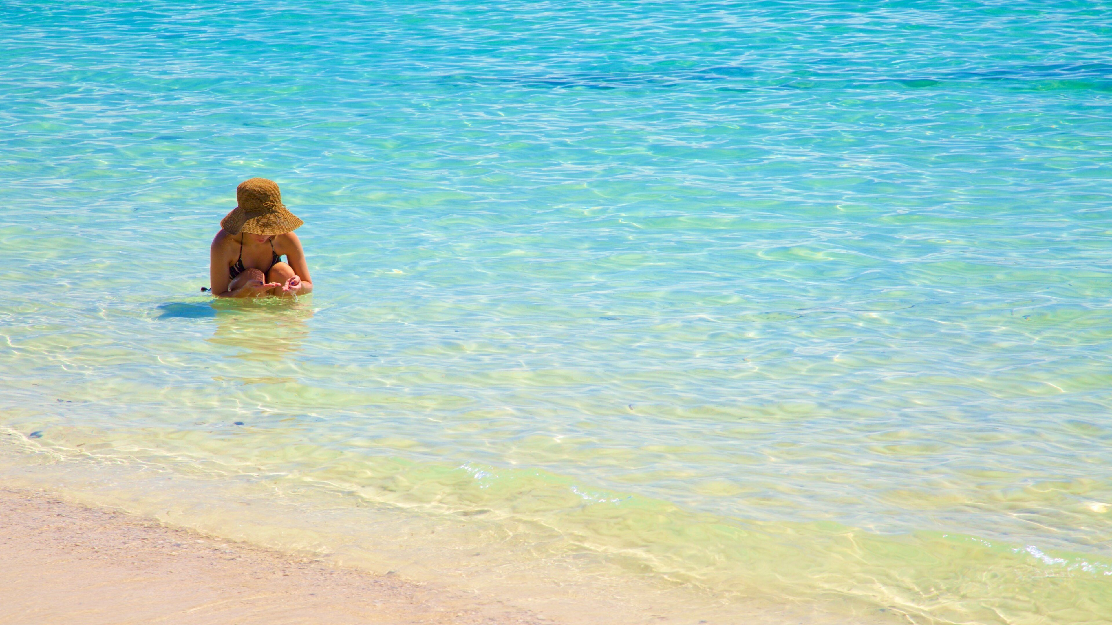 Spiaggia di Nual mostrando nuoto e spiaggia sabbiosa cosi come ragazza