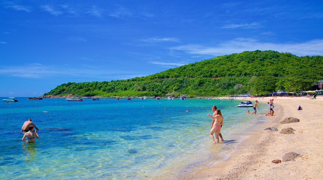 Spiaggia di Nual mostrando spiaggia sabbiosa cosi come un grande gruppo di persone