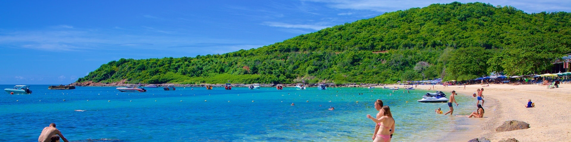 Nual Beach showing a sandy beach as well as a large group of people