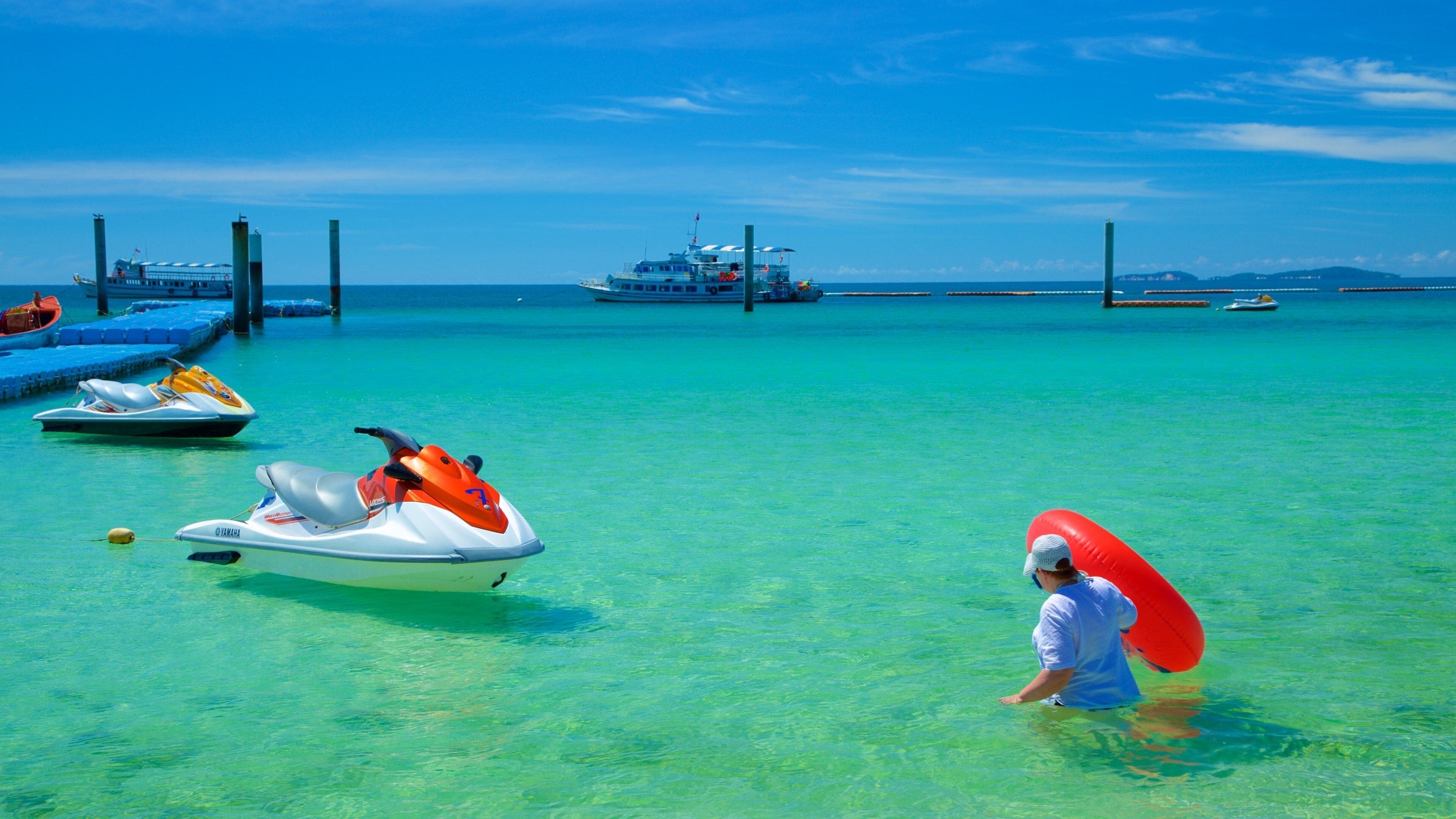 Samaen ranta johon kuuluu vesiskootterilla ajaminen ja yleiset rantanäkymät sekä yksi nainen