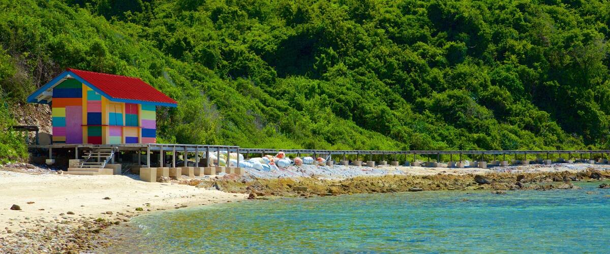 Strand van Samae toont ruige kustlijn en een huis