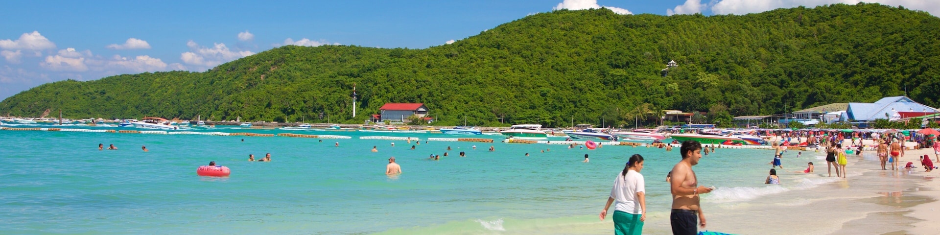 Praia Ta-Yai caracterizando uma praia de areia assim como um homem sozinho