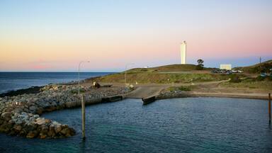 Cape Jervis som inkluderar kustutsikter, en solnedgång och en fyr