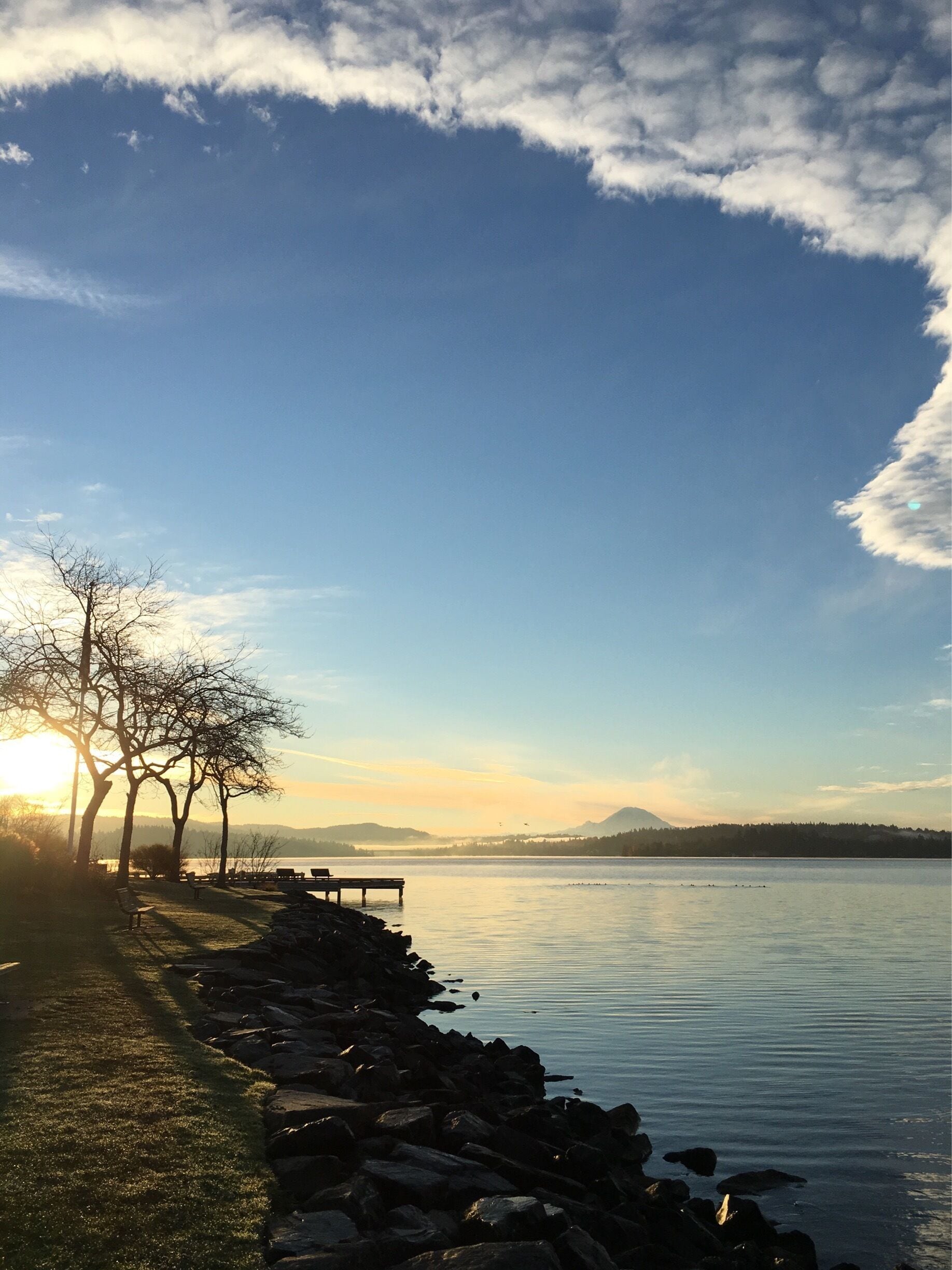 What a beautiful Fall/Autumnal morning in Medina. 
Stumbled upon this pristine beach park in Medina while out for a jog. The panorama on a crisp morning is out of this world!
#merch #lifeatexpedia